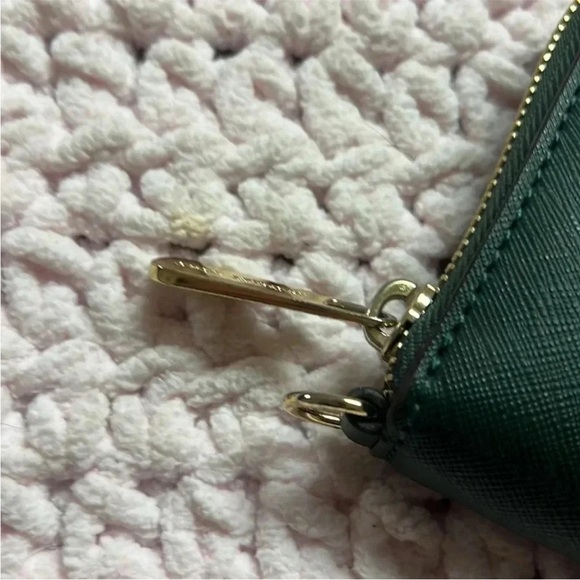 - Michael Kors green large wallet - Picture 9 of 13